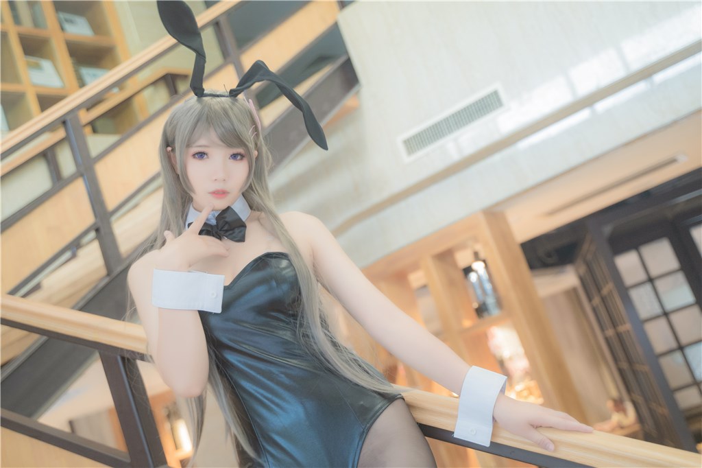 黑料网焦段：大合照中，他自然抚住她手背，神态专注，zq黑料